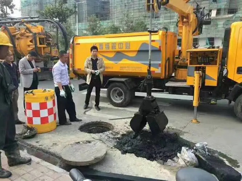 景洪街道：网格员化身“清道夫”，为民解忧疏通“堵心”化粪池