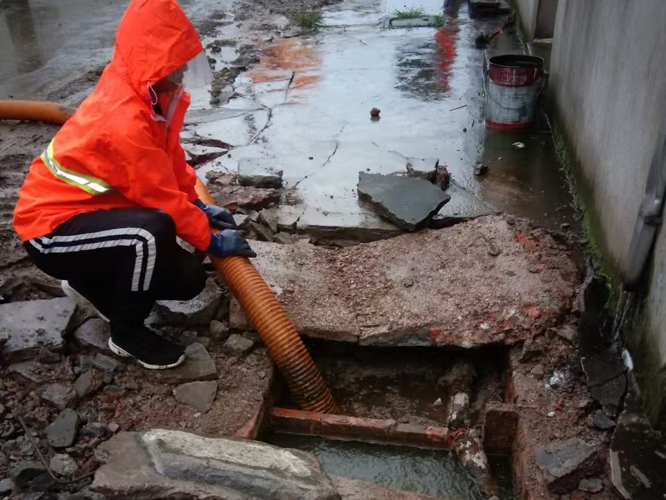 景洪专业清理污水池 炜誉市政以规范流程守护城市 “肠道”