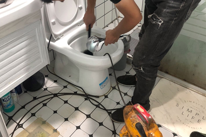 景洪马桶堵塞自己疏通还是找师傅?专业上门服务让你省时更省心